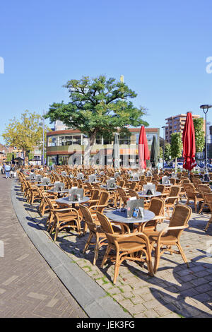 Sièges en rotin à l'extérieur de la place Pie, situé dans le centre-ville de Tilburg. La place est un endroit populaire pour avoir des réunions sociable. Banque D'Images