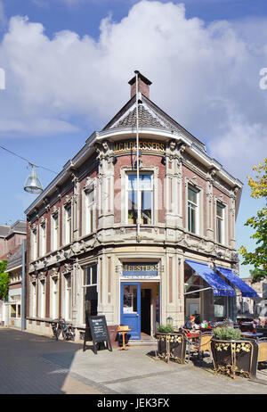 Grand Cafe Meesters extérieur. C'est un très populaire café et restaurant situé dans un ancien manoir historique, n la vieille ville de Tilburg Banque D'Images