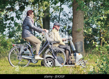 Femme âgée sur Koga Miyata vélo. Koga Miyata était un fabricant néerlandais de bicyclettes haut de gamme. La marque s'est arrêté en 2010 et poursuivie à Koga. Banque D'Images