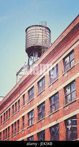 Vintage photo aux couleurs d'un réservoir d'eau sur le toit d'un immeuble de la ville de New York, USA. Banque D'Images