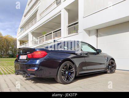 TURNHOUT - 22 avril 2017. BMW M4 en face de l'immeuble. La BMW M4 est une version haute performance de la BMW Série 4. Banque D'Images