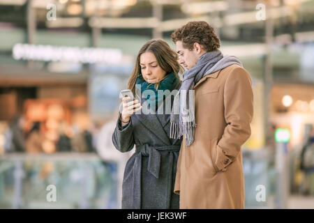 À Utrecht Le 2 mars 2017. Jeune couple avec Apple IPhone. Tim Cook, chef d'après Apple a vendu plus de téléphones je que jamais et définir tous les temps de l'enregistrement des recettes Banque D'Images