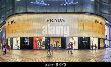 À Pékin, le 6 juillet 2016. Prada flagship store à l'extérieur nuit. Produits de luxe italienne Prada bouilloire fait état d'une baisse de 38 pour cent des bénéfices pour le deuxième trimestre, principalement Banque D'Images