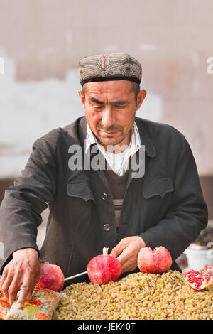 WEIHAI-nov. 30, 2006. Muslim vendeur vend le raisin. Lorsqu'ils s'installent dans les villes, de nombreux migrants devenir vendeurs en raison de l'absence d'emploi. Banque D'Images