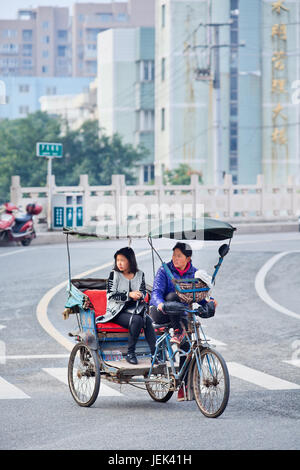 WENZHOU-nov., 2014. Pousse-pousse à vélo. C'est un local à petite échelle en mode de transport aussi connu sous divers noms tels que vélo-taxi, velotaxi, pedicab. Banque D'Images