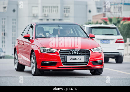 WENZHOU-CHINE-nov. 17, 2014. Nouvelle Audi A3 sur la rue. L'allemand Audi, BMW et Mercedes-Benz maintenir une solide emprise sur le marché des voitures de luxe. Banque D'Images