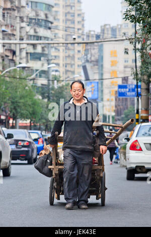 WENZHOU-nov. 19, 2014. Collecteur de déchets dans la rue. En Chine le recyclage est effectué par la corbeille des collectionneurs qui se spécialisent dans différents types de déchets. Banque D'Images