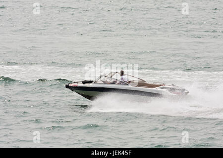 XIAMEN-CHINE-MARS 22, 2009. Bateau de vitesse à Xiamen. La traversée la plus rapide de Xiamen Gulangyu à sa célèbre (piano) est l'île en bateau rapide. Banque D'Images