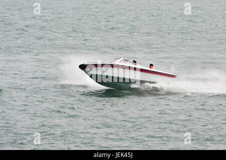 XIAMEN-CHINE-MARS 22, 2009. Bateau de vitesse à Xiamen. La traversée la plus rapide de Xiamen Gulangyu à sa célèbre (piano) est l'île en bateau rapide. Banque D'Images