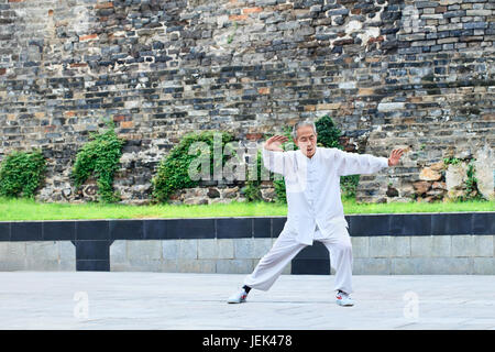 XIANG YANG-CHINE-Juillet 4, 2012. Vieil homme pour pratiquer le Tai Chi le 4 juillet 2012 à Xiang Yang. Tai Chi Chuan signifie "Poing ultime suprême'. Banque D'Images