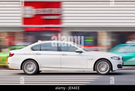 YIWU CHINE-JAN. 15, 2016. BMW série 5 sur la route. Les ventes ont chuté en Chine BMW 4 %, première baisse en en une décennie. Banque D'Images