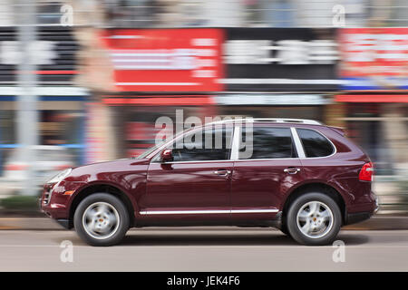 YIWU CHINE-JAN. 19, 2016. Porsche Cayenne violet à Yiwu centre-ville. Depuis 2010, Porsche a triplé les ventes en Chine. Banque D'Images