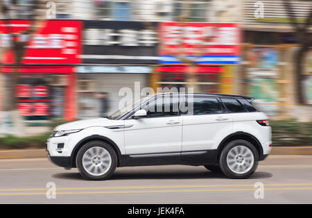 YIWU CHINE-JAN. 20, 2016. White Range Rover. Les ventes de Jaguar Land Rover ont grimpé de 23  % au Royaume-Uni, 35  % dans le reste de l'Europe et 28 % en Amérique du Nord. Banque D'Images