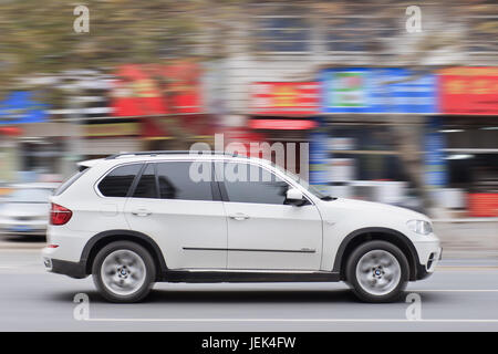 YIWU-CHINE - 20 janvier, 2016. BMW X5 3.5i 2010 sur la route. Les ventes de BMW seront touchés en 2016 par la concurrence et le ralentissement de l'économie chinoise. Banque D'Images