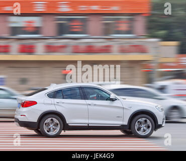 YIWU CHINE-JAN. 15, 2016. BMW X4 2.0i sur la route. Les ventes de BMW seront touchés en 2016 par la concurrence et le ralentissement de l'économie chinoise Banque D'Images