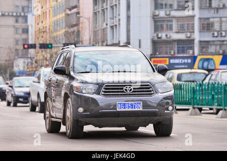 YIWU CHINE-JAN. 26, 2016. Vus Toyota Highlander. Le plus grand constructeur automobile du Japon par volume vendu un total de 1,12 millions de véhicules l'an dernier, en hausse de 8,7  % . Banque D'Images