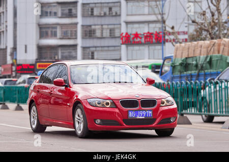 BMW série 3 sur la route. Les ventes de BMW sera touché par la concurrence, le ralentissement de l'économie chinoise et la répression gouvernementale sur la consommation ostentatoire Banque D'Images