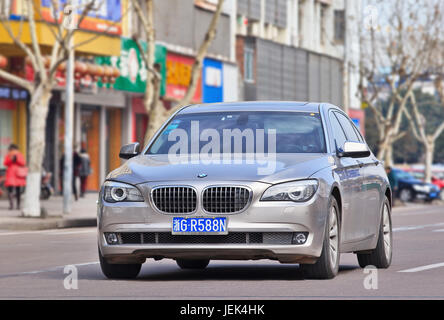 BMW série 5 sur la route. Les ventes de BMW seront touchés en 2016 par la concurrence, le ralentissement de l'économie chinoise et la répression de la consommation ostentatoire. Banque D'Images