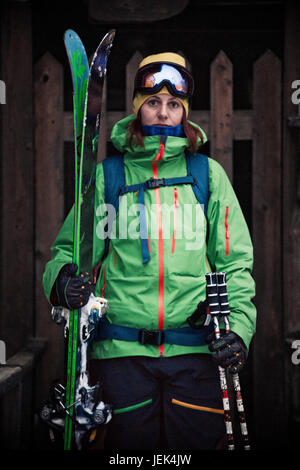 Femme portant des vêtements de ski looking at camera Banque D'Images