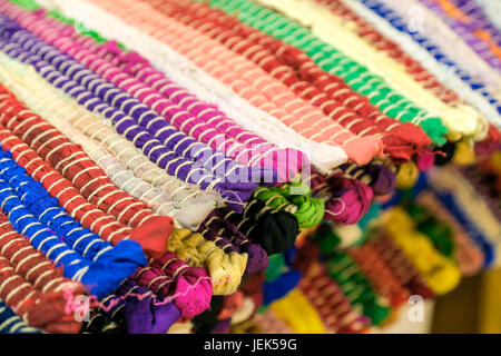 Des tapis colorés empilés sur l'affichage au marché central, dans le sud de l'Australie Banque D'Images