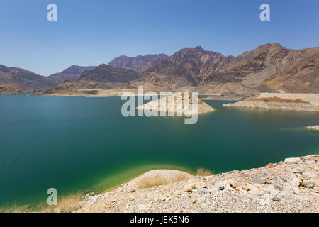 Montagnes autour du lac réservoir de la Wadi Dayqah Dam en Oman Banque D'Images