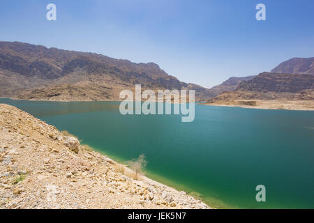 Le lac réservoir de la Wadi Dayqah Dam en Oman Banque D'Images