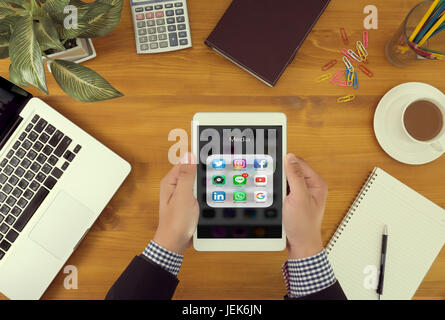 BANGKOK, THAÏLANDE - Juin 9th, 2017 : homme à l'aide d'Iphone médias sociaux sur le style de vie de l'écran pour partager les médias sociaux dans News Feed Banque D'Images