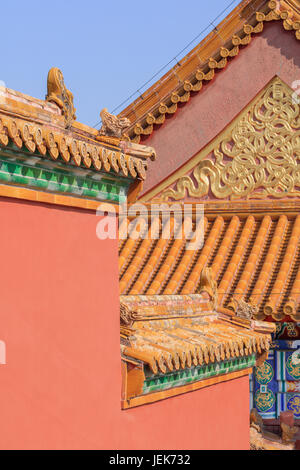 Décoration sur un pavillon d'un ancien palais, Beijing, Chine. Banque D'Images