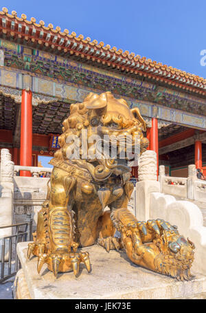 Guardian of ornate pavilion au Palace Museum, Beijing, Chine. Banque D'Images