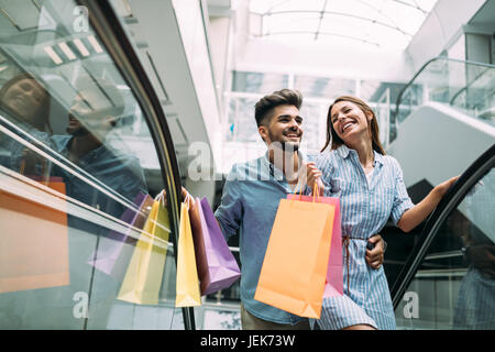 Heureux joli couple aimant profiter de passer du temps en shopping together Banque D'Images