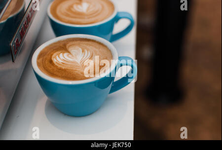 Tasses de café frais contre la machine à café Banque D'Images
