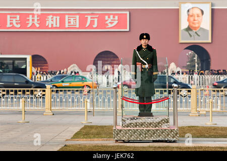 BEIJING – DEC. 26, 2011. Honneur de la garde à Tiananmen le 26 décembre 2011. Les gardes d'honneur sont fournis par l'Armée populaire de libération de la place Tiananmen. Banque D'Images