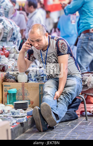 PÉKIN-29 MAI 2016. Vendeur sur le marché de Panjiayuan, c'est le plus grand marché de vente d'antiquités, d'artisanat, de objets de collection et de décorations en Chine. Banque D'Images