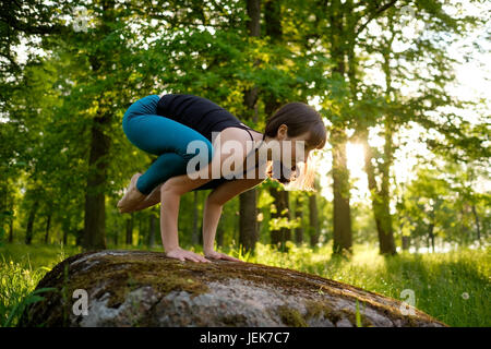 Woman doing yoga dans city park. B Banque D'Images