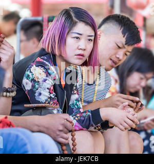 PÉKIN-29 MAI 2016. Portrait de jeune fille à la mode. Les détaillants internationaux de mode ciblent la jeunesse chinoise parce qu'ils sont les futurs dépensiers. Banque D'Images