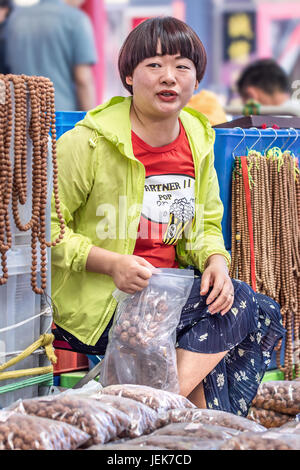 PÉKIN-29 MAI 2016. Vendeur sur le marché de Panjiayuan, c'est le plus grand marché de vente d'antiquités, d'artisanat, de objets de collection et de décorations en Chine. Banque D'Images