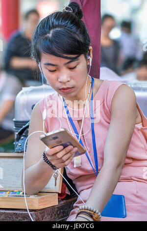 PÉKIN-29 MAI 2016. Vendeur sur le marché de Panjiayuan, le plus grand marché vendant des antiquités, des métiers d'art, des objets de collection et des décorations en Chine. Banque D'Images