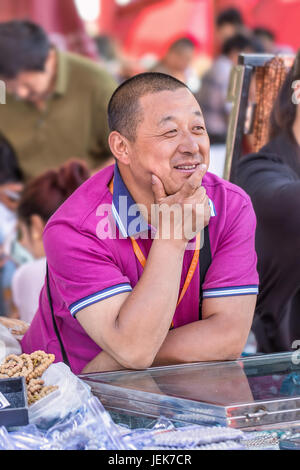 PÉKIN-29 MAI 2016. Vendeur sur le marché de Panjiayuan, c'est le plus grand marché de vente d'antiquités, d'artisanat, de objets de collection et de décorations en Chine. Banque D'Images