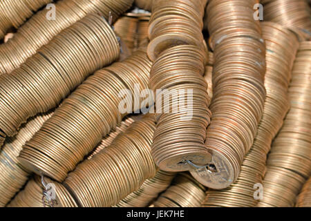 Rouleaux de pièces chinoises anciennes affichés sur un marché aux puces à Beijing, Chine Banque D'Images