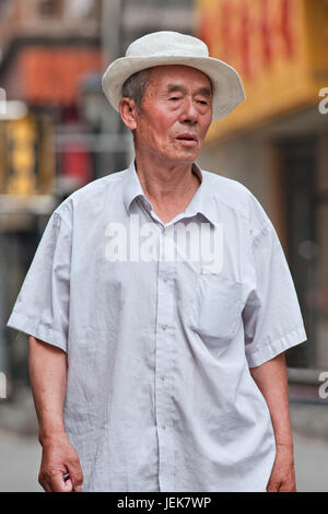 PÉKIN-9 JUIN 2015. Senior chinois dans le centre-ville. La population âgée (60 ans) en Chine est de 128 millions, une personne sur dix, la plus importante au monde. Banque D'Images