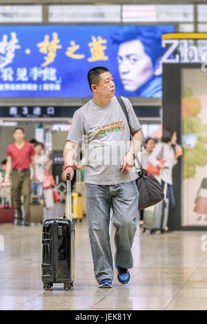 BEIJING-21 MAI 2016. Homme d'âge moyen à la gare de Pékin Sud, la plus grande gare de la ville et l'une des plus grandes d'Asie. Banque D'Images