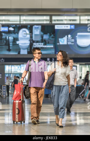 BEIJING-21 MAI 2016. Couple à la mode à la gare de Pékin Sud, la plus grande gare de la ville, l'un des plus grands trains à grande vitesse de terminus d'Asie. Banque D'Images