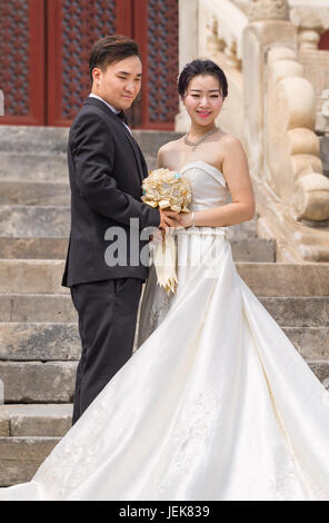 PÉKIN-9 JUIN 2016. Le couple de mariage pose pour la photo. Le mariage en Chine a subi des changements au cours de la réforme. Le changement majeur est la liberté de choisir un partenaire. Banque D'Images