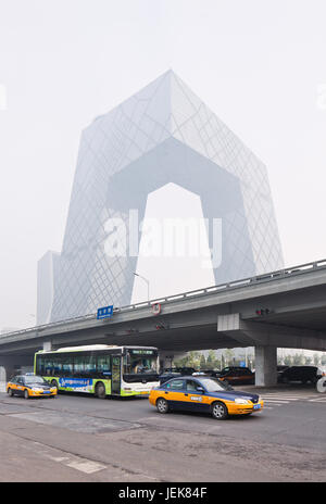PÉKIN-OCT. 11, 2014. Siège de vidéosurveillance couvert par le smog dans le centre-ville. Concentration de PM2,5, petites particules qui présentent un risque pour la santé énorme. Banque D'Images