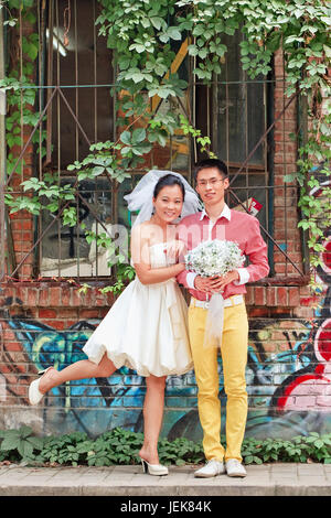PÉKIN-AOÛT. 7, 2011. Couple de mariage contre vieux mur. Le mariage en Chine a subi des changements au cours de la réforme, le changement majeur est le partenaire de choix de la liberté. Banque D'Images