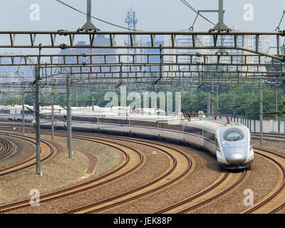 PÉKIN-5 JUIN 2016. Le train à grande vitesse part de Pékin. Ces 10 dernières années, la Chine a construit 20 000 km de train à grande vitesse, 20 systèmes urbains de transports publics. Banque D'Images