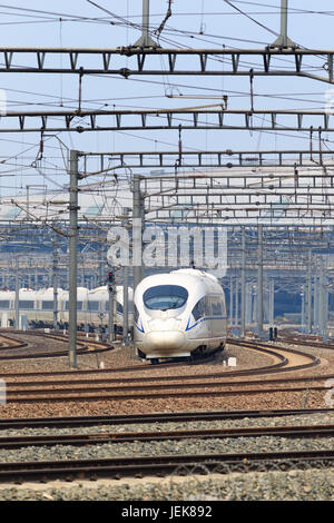 PÉKIN-5 JUIN 2016. Le train à grande vitesse part de la gare de Pékin Sud. La Chine dispose du plus grand réseau ferroviaire à grande vitesse au monde. Banque D'Images