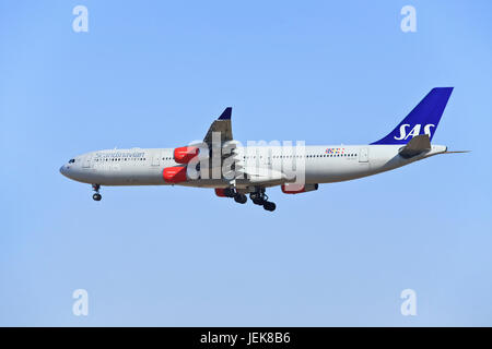 BEIJING-DEC. 9. SAS Airbus A340-313X, atterrissage LN-RKF. Airbus A340 est un avion-avion à jet commercial à quatre moteurs à large gamme. Banque D'Images