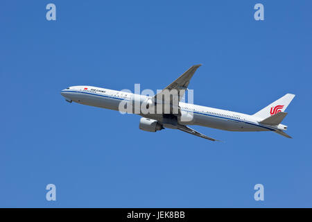 BEIJING-MAI 10. China Airlines Boeing 777-39(ER), B-2036, décollage. Avion-avion double moteur à large gamme, capacité 300-550 passagers. Banque D'Images