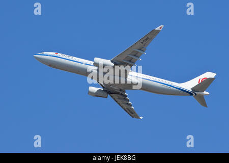 BEIJING-MAI 10. China Airlines Airbus A-330-343X, décollage du B-5906. Avion-avion bi-moteur à large corps, portée de 7 400 à 13 430 KM, pour 335 passagers. Banque D'Images